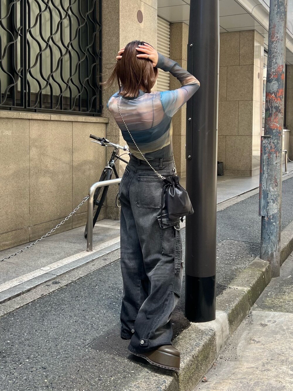 その他のTシャツ/カットソー、ブラック系のデニムパンツ、ブラウン系のブーツを着用したレディースの夏コーディネートの2枚目の写真
