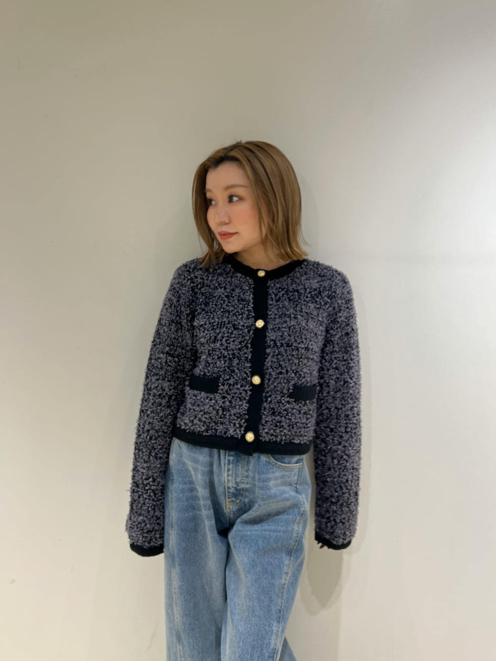 ブルー系のその他パンツ、ブラック系のサンダル、ブラック系のカーディガン/ボレロを着用したレディースの冬コーディネートの4枚目の写真