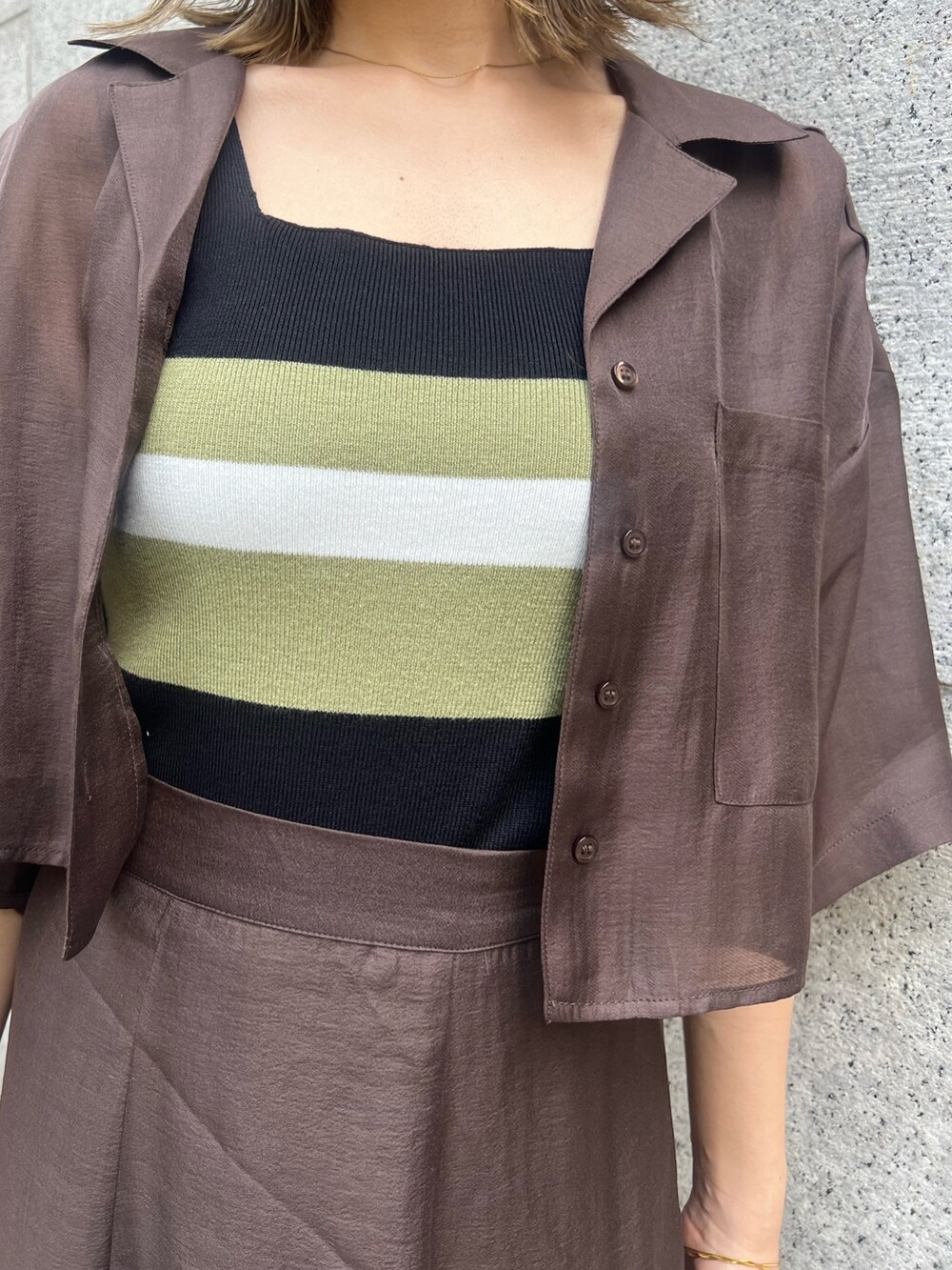 ブラック系のブーツ、その他のニット/セーター、ブラウン系のスカートを着用したレディースの夏コーディネートの8枚目の写真