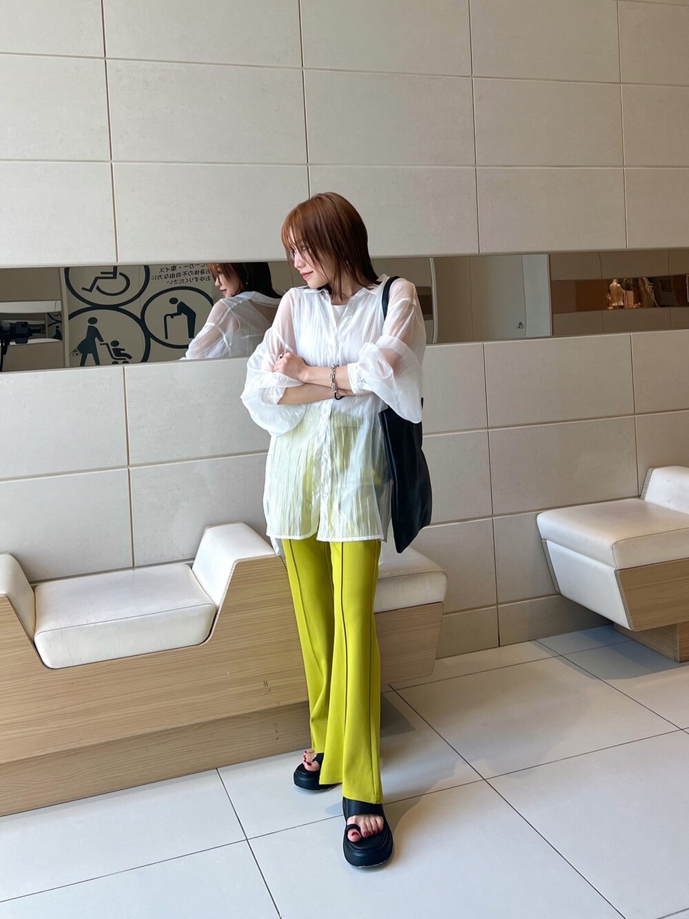 ホワイト系のシャツ/ブラウス、ホワイト系のタンクトップ、ブラック系のトートバッグを着用したレディースの春コーディネートの2枚目の写真