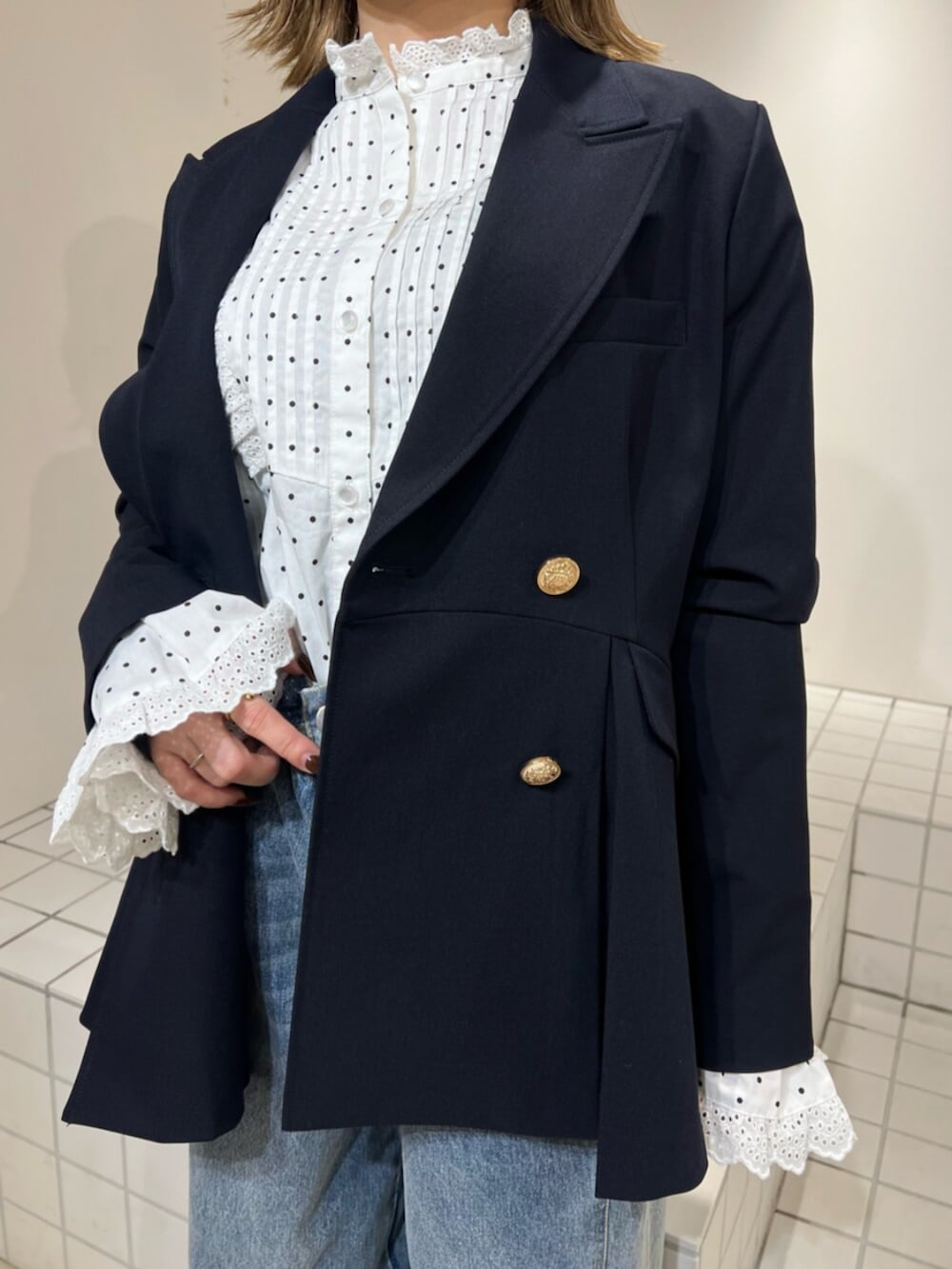 ブルー系のその他パンツ、その他のシャツ/ブラウス、ブルー系のノーカラージャケットを着用したレディースの冬コーディネートの6枚目の写真