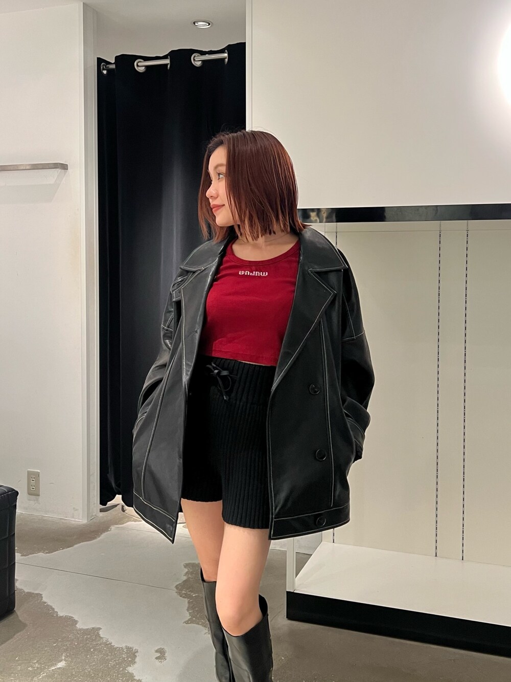 ブラック系のブーツ、ブラック系のその他パンツ、ブラック系のブルゾンを着用したレディースの秋コーディネートの6枚目の写真