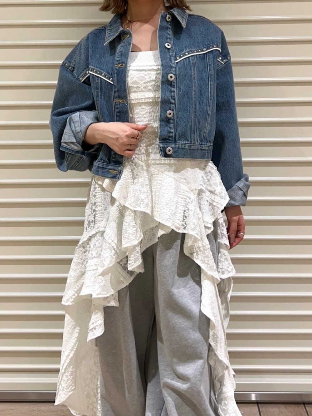 ブルー系のデニムジャケット、ホワイト系のワンピース、グレー系のその他パンツを着用したレディースの春コーディネートの6枚目の写真