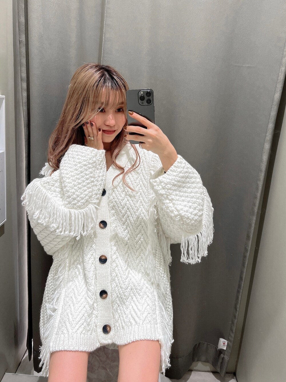 ホワイト系のカーディガン/ボレロ、ブラック系のスウェットパンツ、ブラック系のブーツを着用したレディースの冬コーディネートの3枚目の写真