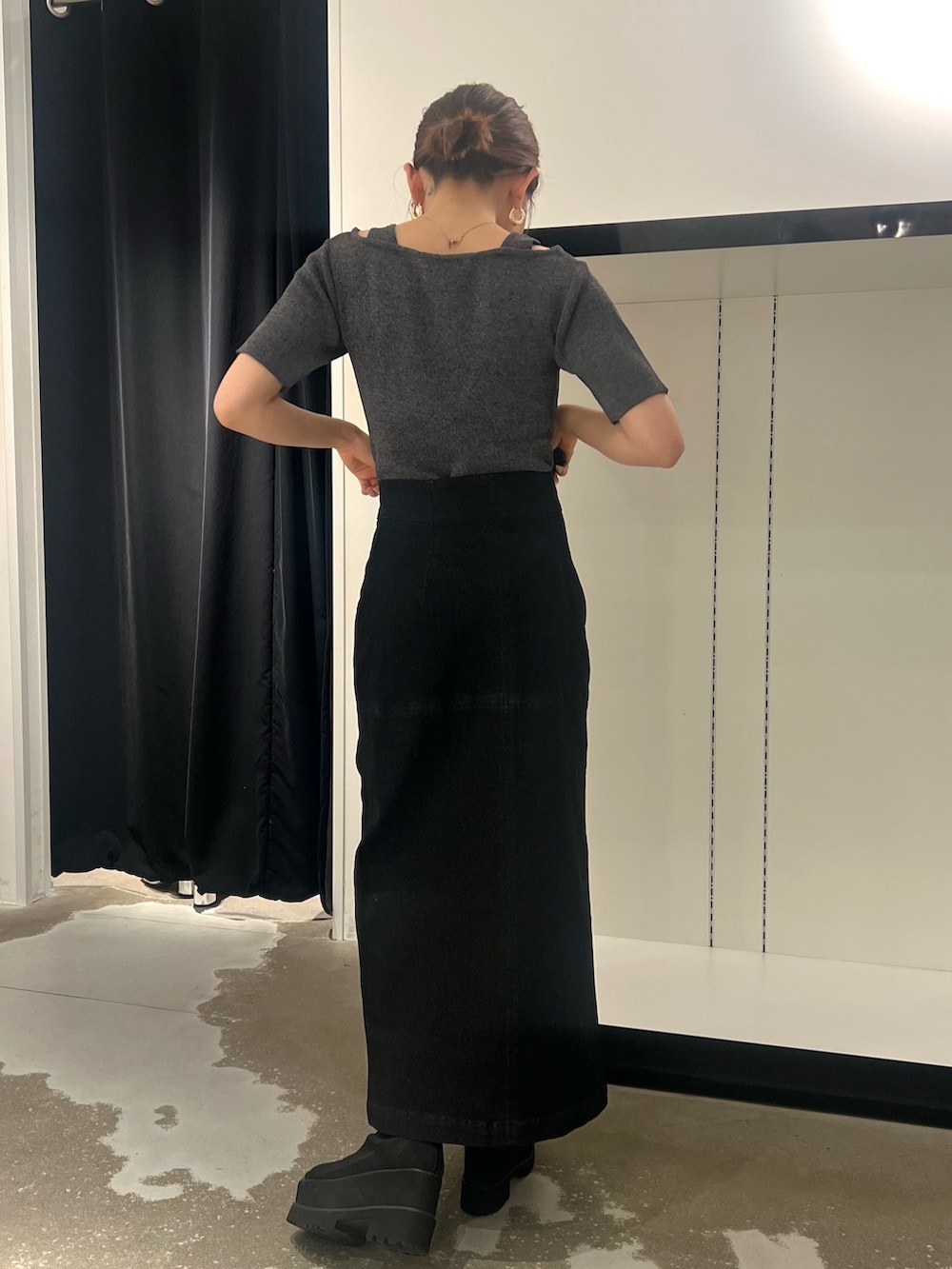 ブラック系のデニムスカート、その他のニット/セーター、ブラック系のサンダルを着用したレディースの夏コーディネートの2枚目の写真