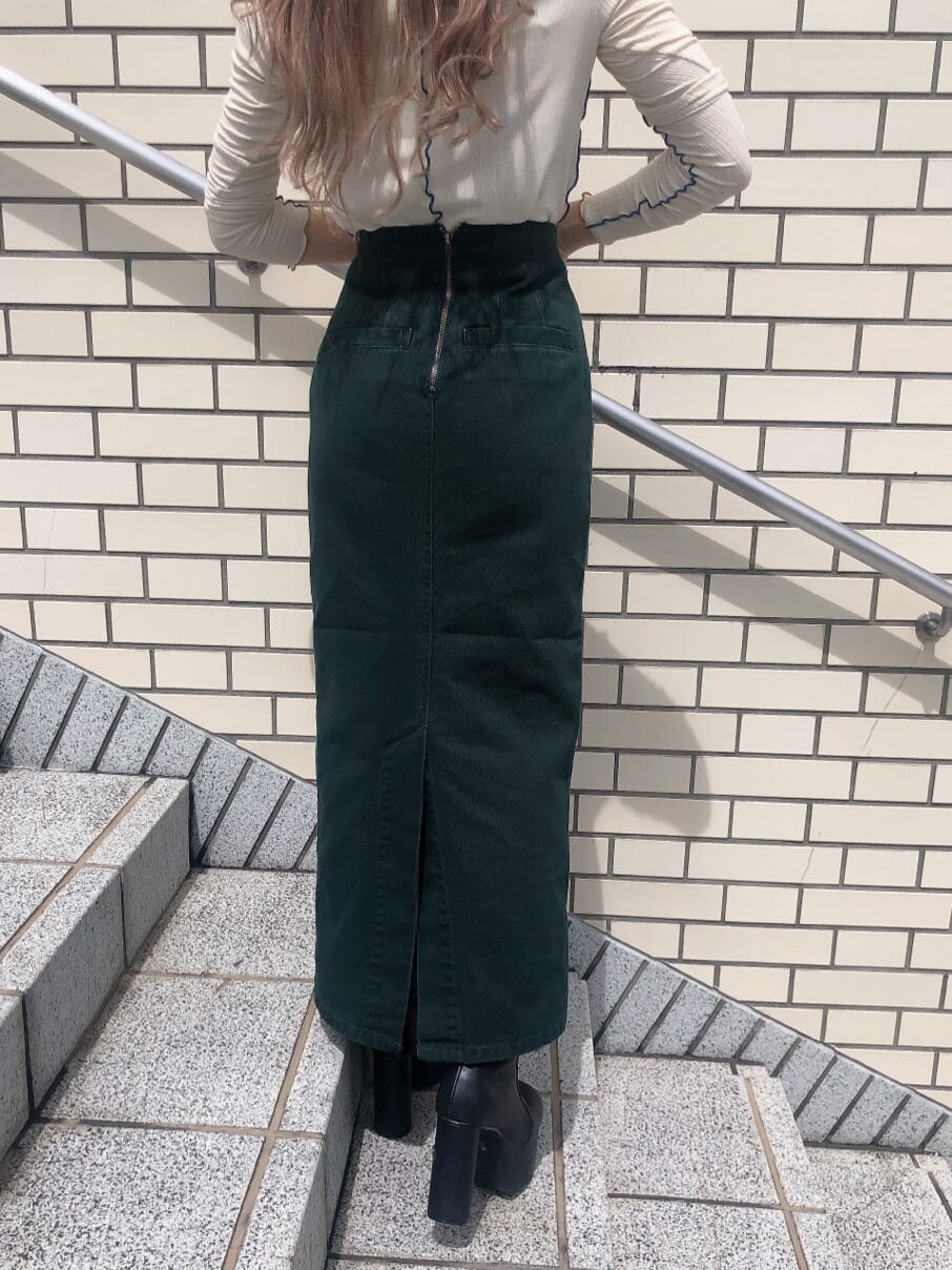 グリーン系のブルゾン、グリーン系のスカート、ホワイト系のTシャツ/カットソーを着用したレディースの秋コーディネートの6枚目の写真