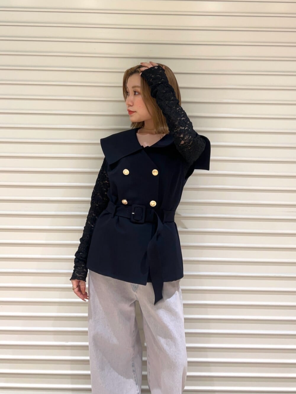 ブラック系のサンダル、ブルー系のその他アウター、ピンク系のデニムパンツを着用したレディースの春コーディネートの4枚目の写真