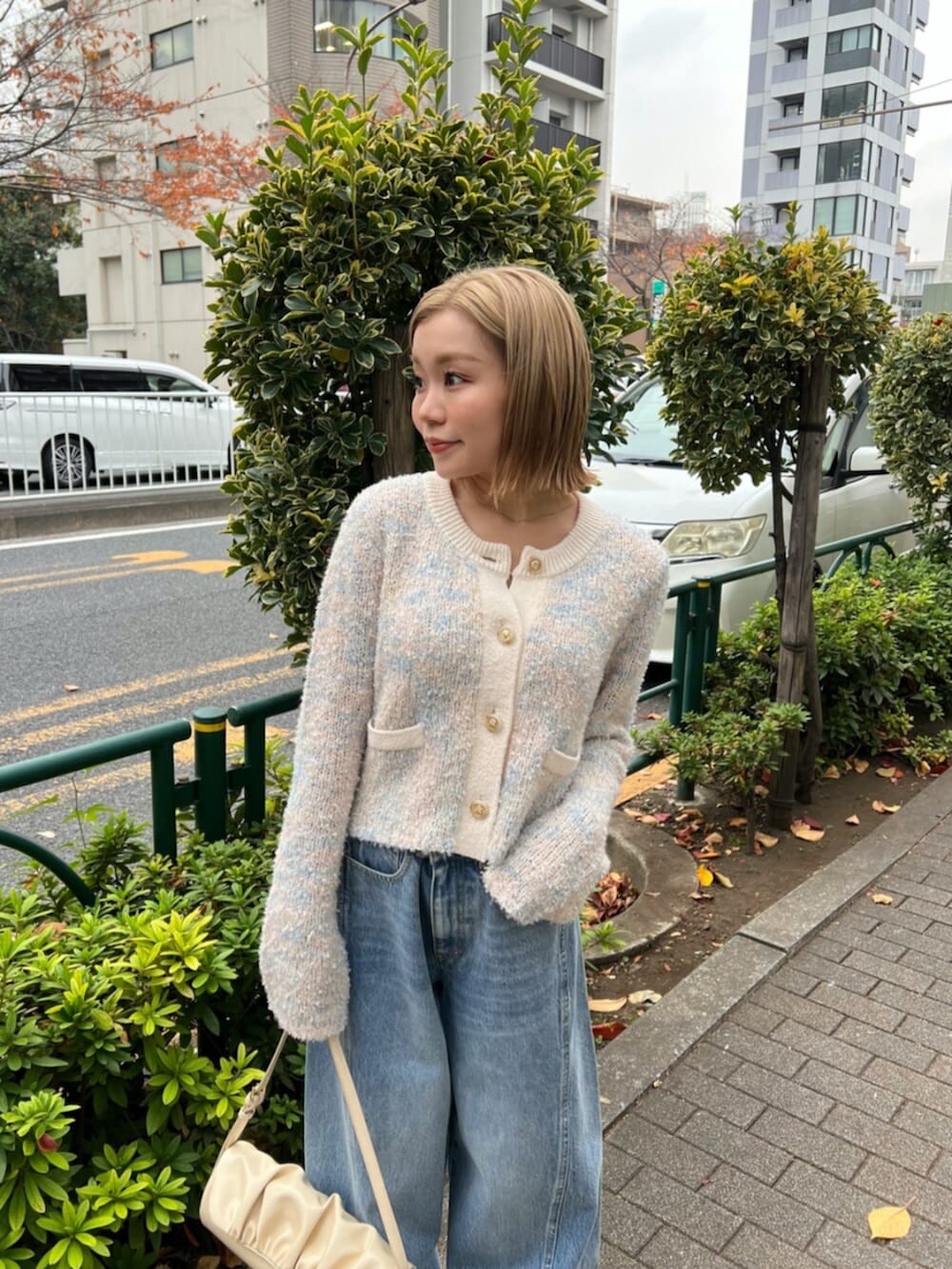 イエロー系のハンドバッグ、ブルー系のその他パンツ、その他のカーディガン/ボレロを着用したレディースの冬コーディネートの5枚目の写真