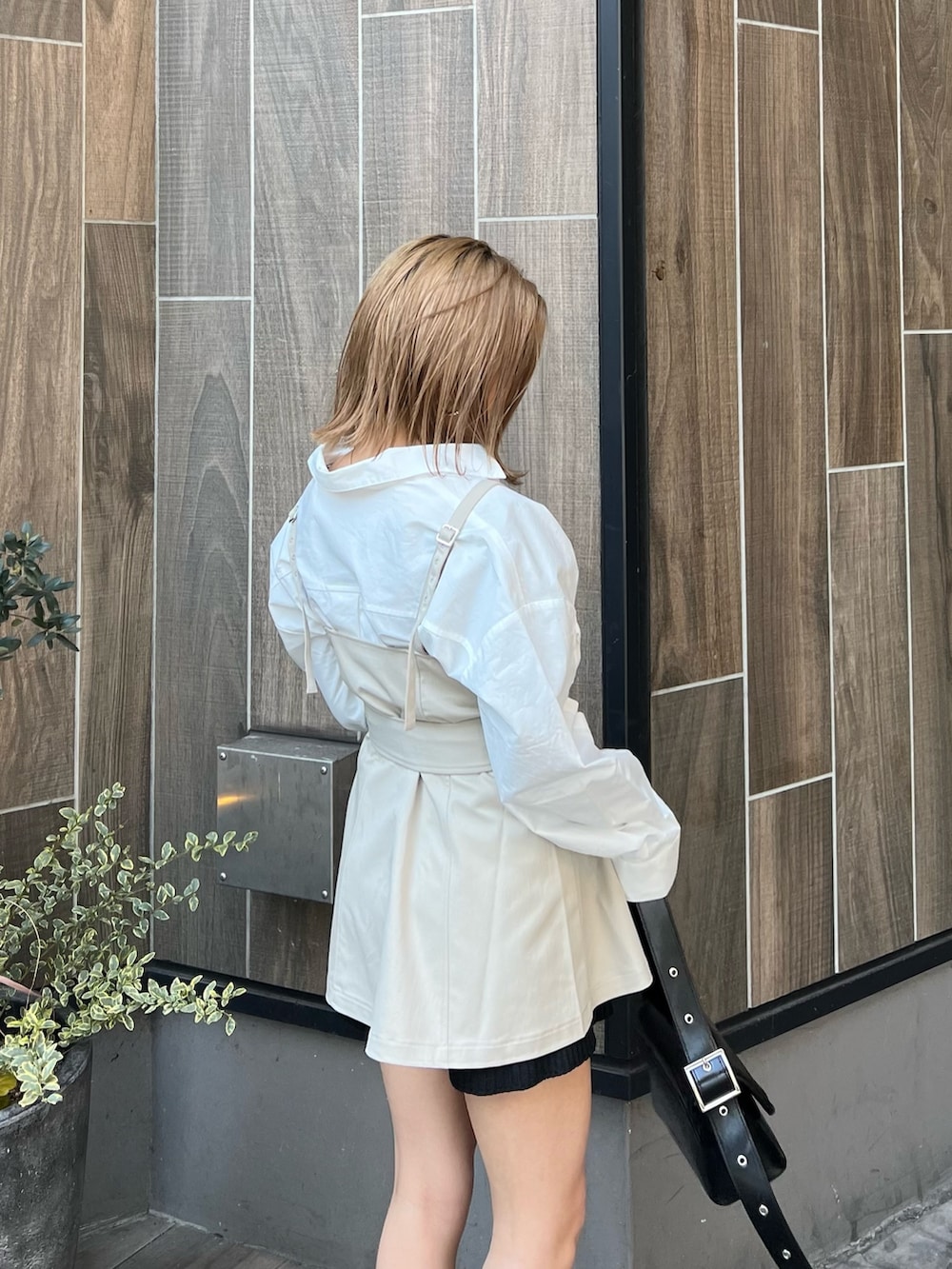 ベージュ系のシャツ/ブラウス、ホワイト系のシャツ/ブラウス、ブラック系のその他パンツを着用したレディースの春コーディネートの5枚目の写真