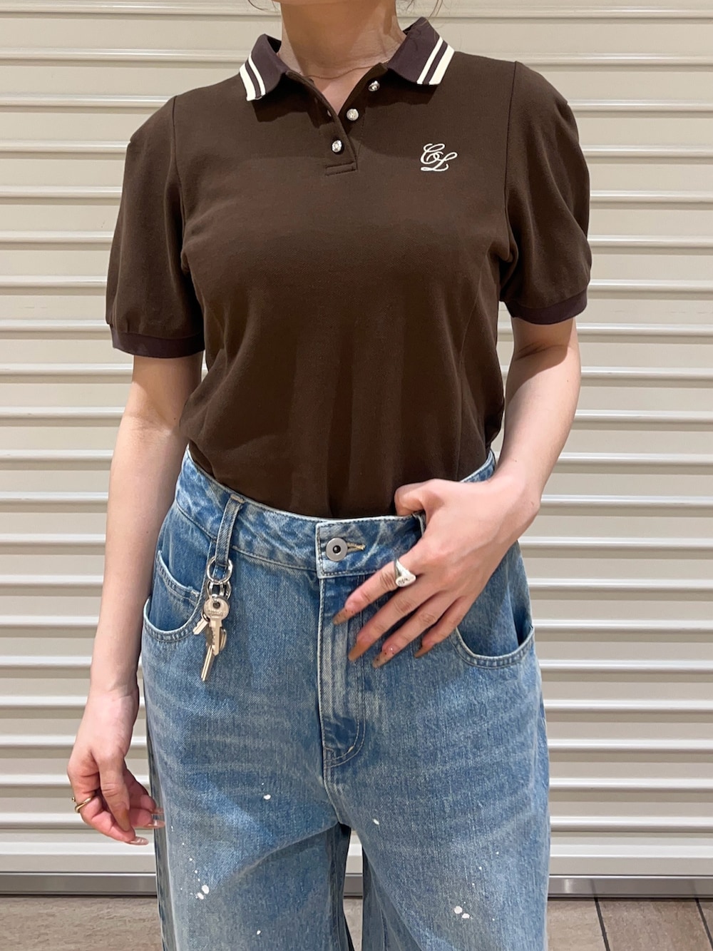 ブルー系のデニムパンツ、ブラウン系のサンダル、ブラウン系のTシャツ/カットソーを着用したレディースの春コーディネートの6枚目の写真