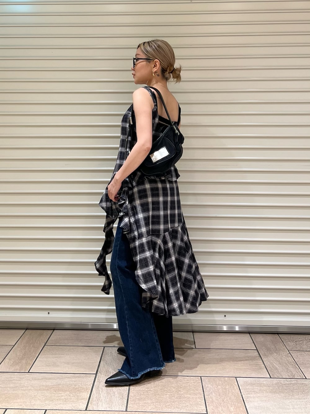 ブラック系のワンピース、ブルー系のその他パンツを着用したレディースの夏コーディネートの2枚目の写真
