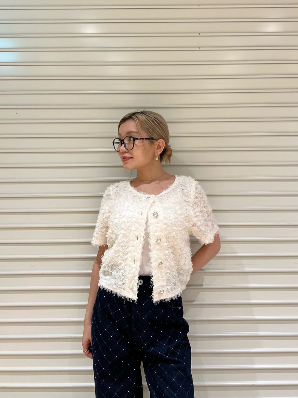 ブルー系のデニムパンツ、ホワイト系のカーディガン/ボレロを着用したレディースの夏コーディネートの4枚目の写真
