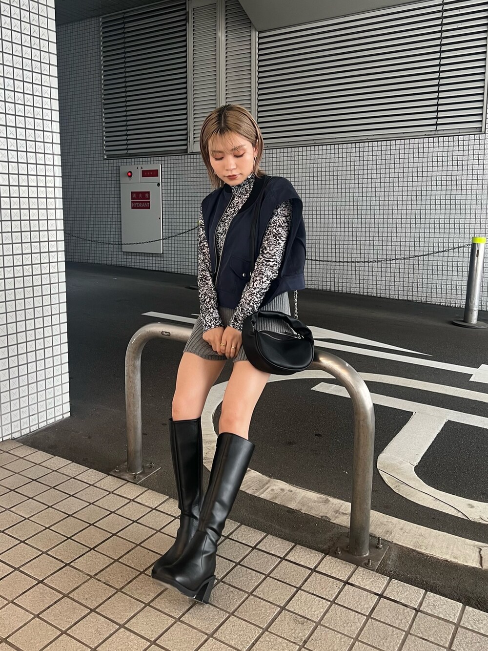 ブラック系のブーツ、グレー系のその他パンツ、ホワイト系のTシャツ/カットソーを着用したレディースの夏コーディネートの2枚目の写真