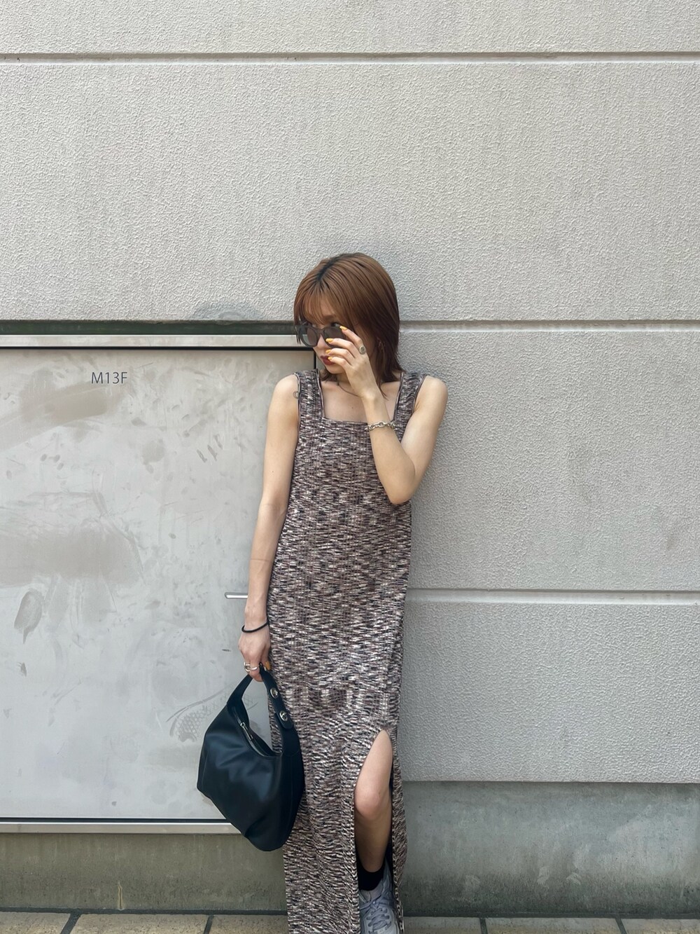 ブラウン系のワンピース、ブラック系のハンドバッグ、グレー系のサングラスを着用したレディースの春コーディネートの5枚目の写真