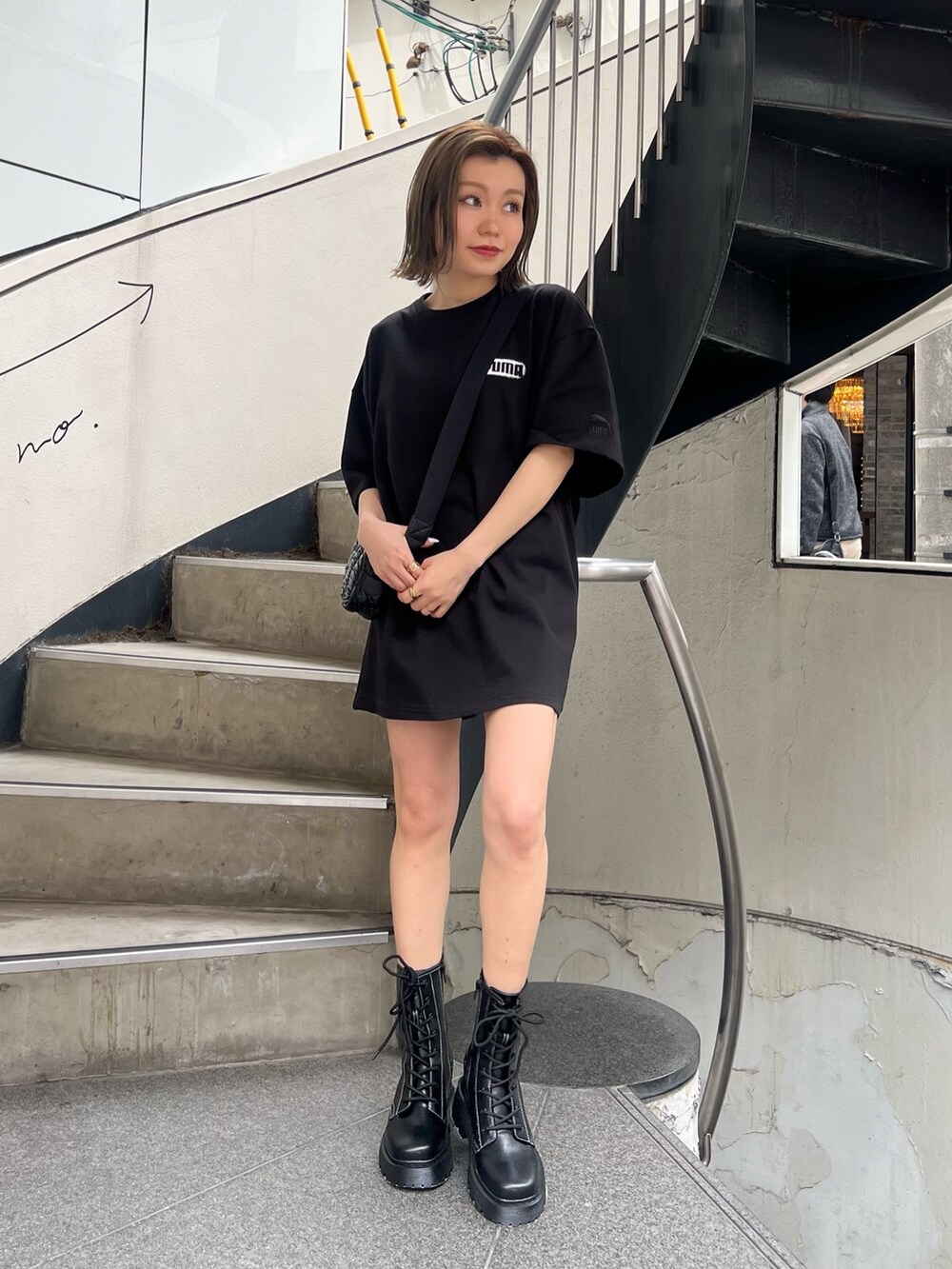 ブラック系のTシャツ/カットソー、ブラック系のブーツ、ブラック系のショルダーバッグを着用したレディースの春コーディネートの3枚目の写真