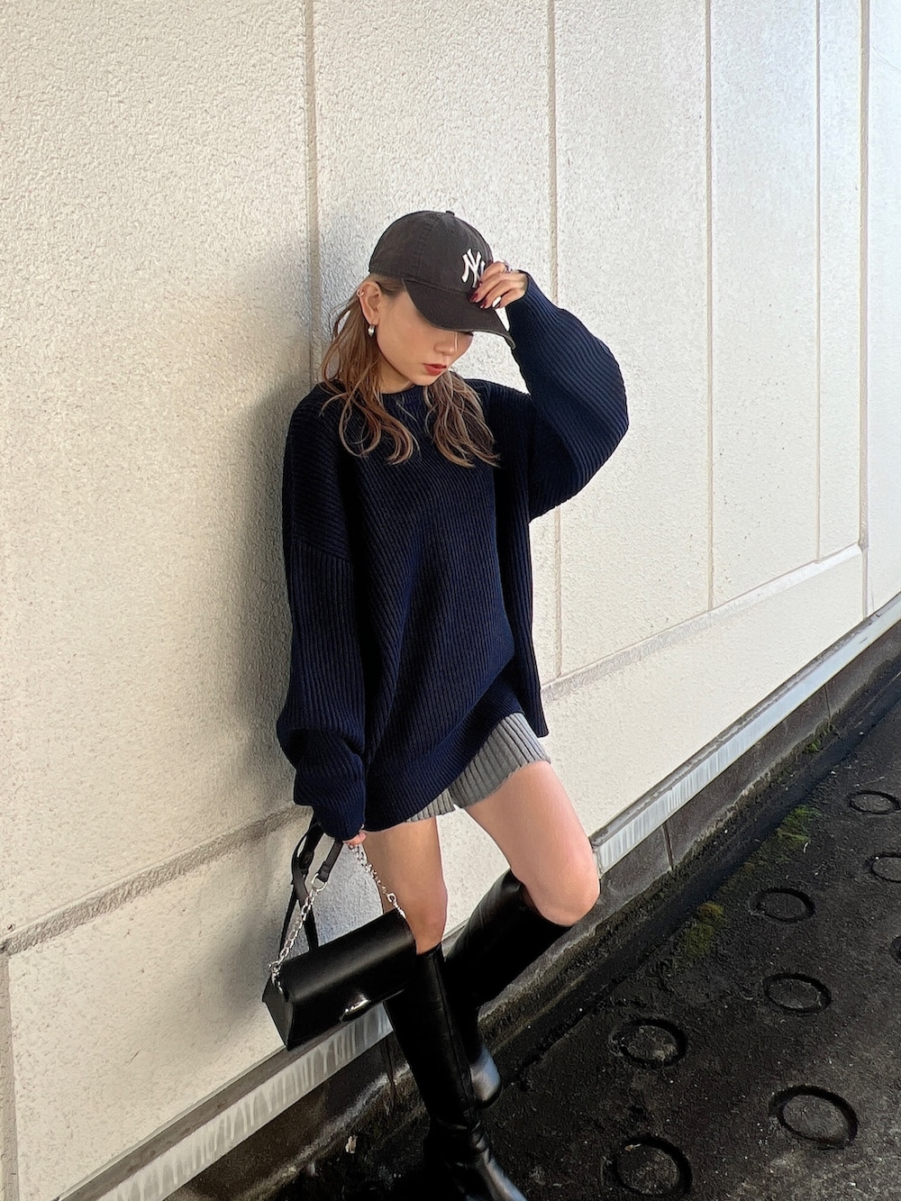 ブルー系のニット/セーター、グレー系のスウェットパンツ、ブラック系のブーツを着用したレディースの冬コーディネートの4枚目の写真