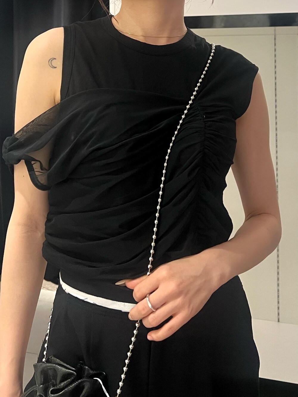 ブラック系のその他パンツ、ブラック系のサンダル、ブラック系のショルダーバッグを着用したレディースの夏コーディネートの6枚目の写真