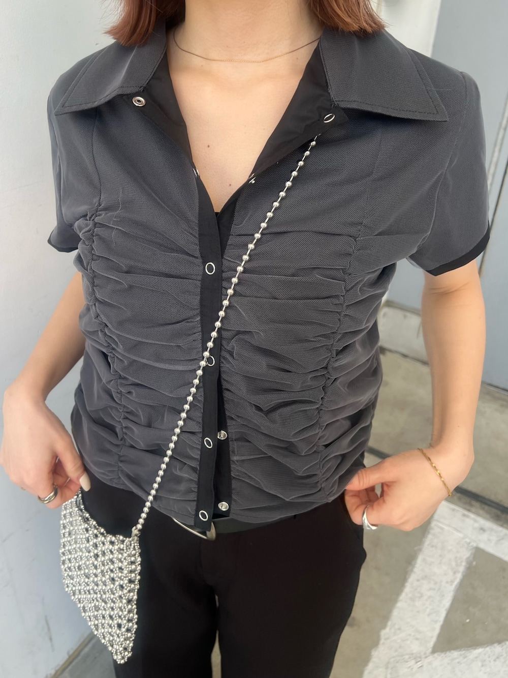 ブラック系のサンダル、ブラック系のシャツ/ブラウス、シルバー系のショルダーバッグを着用したレディースの春コーディネートの6枚目の写真