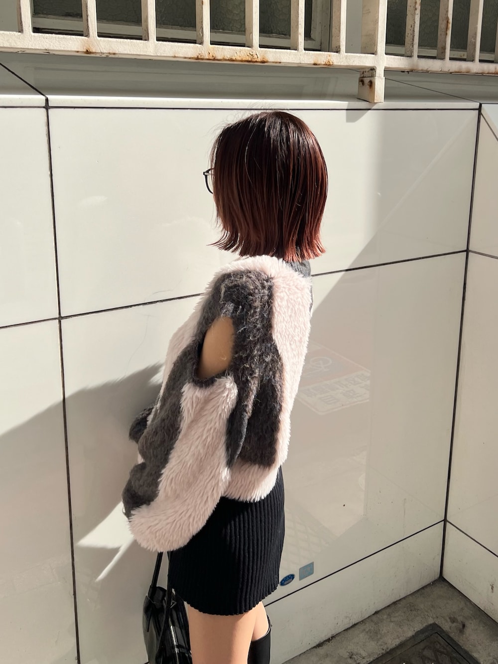 ブラック系のその他パンツ、ブラック系のボストンバッグ、ブラック系のブーツを着用したレディースの冬コーディネートの5枚目の写真