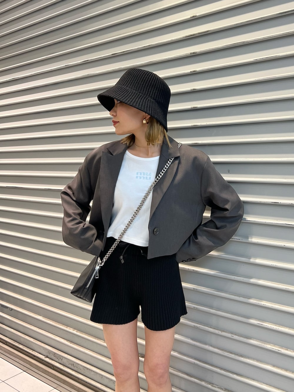 グレー系のテーラードジャケット、ブラック系のその他パンツ、ブラック系のブーツを着用したレディースの春コーディネートの5枚目の写真