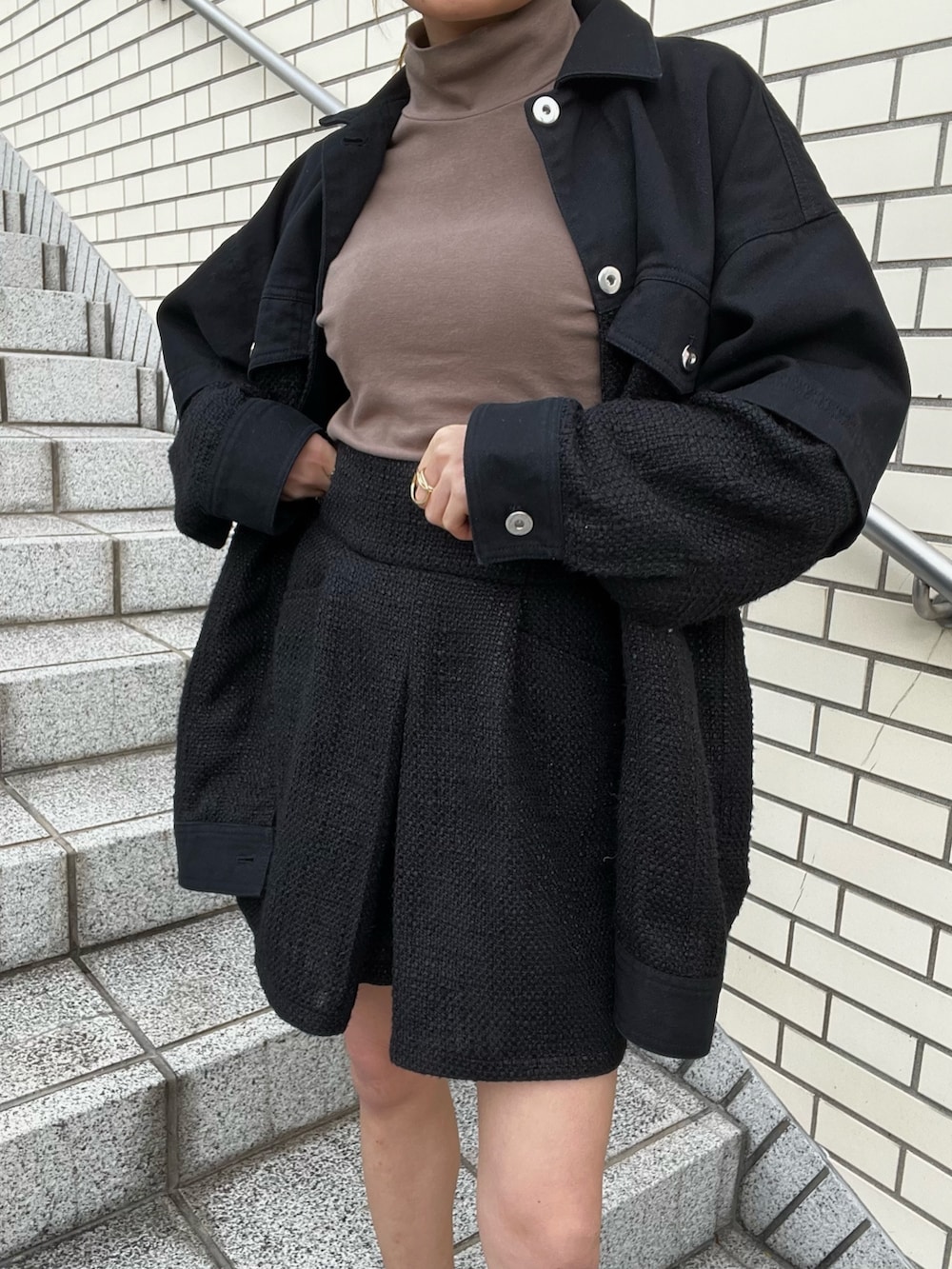 ブラック系のブルゾン、ブラック系のカーゴパンツ、ブラック系のローファーを着用したレディースの冬コーディネートの7枚目の写真