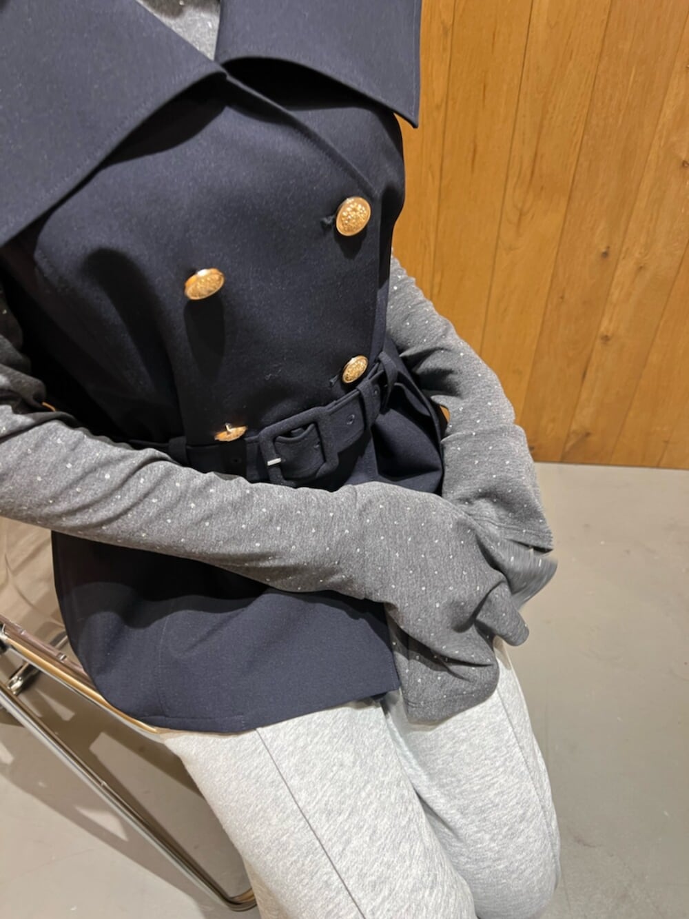 グレー系のその他パンツ、ブラック系のサンダル、ブルー系のその他アウターを着用したレディースの春コーディネートの6枚目の写真