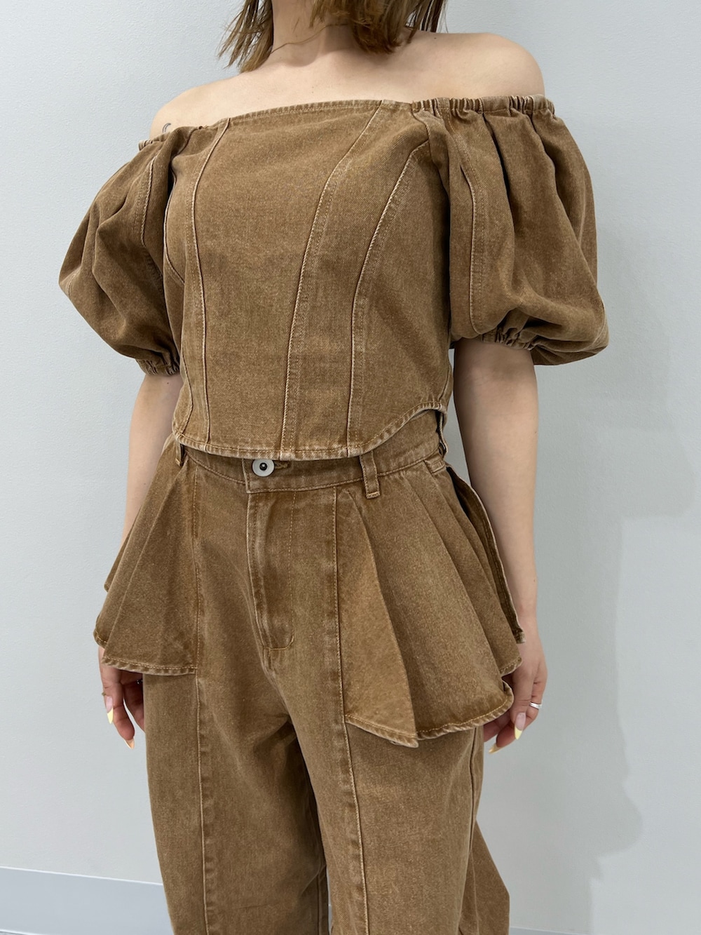 ブラウン系のシャツ/ブラウス、ブラウン系のデニムパンツ、ブラウン系のブーツを着用したレディースの春コーディネートの5枚目の写真