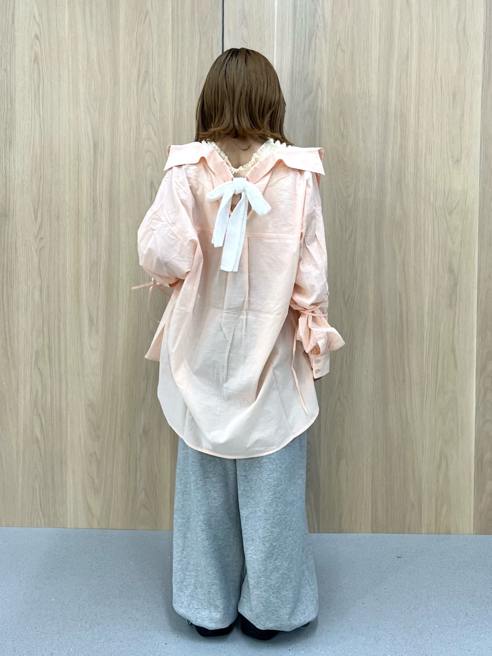ホワイト系のタンクトップ、ピンク系のシャツ/ブラウス、グレー系のスウェットパンツを着用したレディースの春コーディネートの3枚目の写真