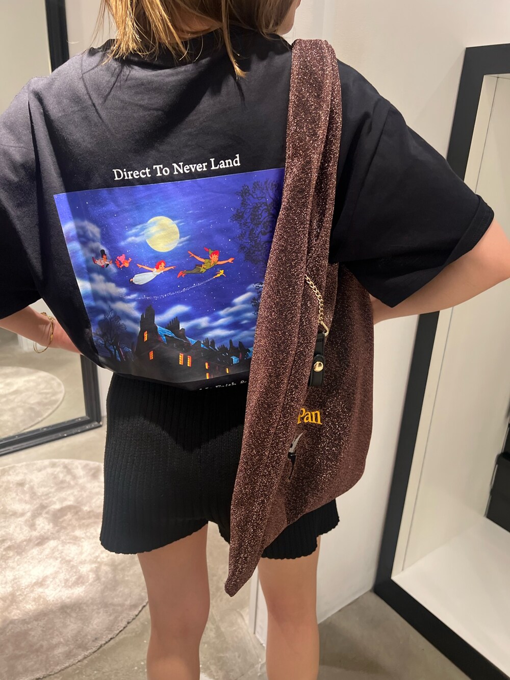 ブラック系のTシャツ/カットソー、ブラウン系のトートバッグ、ブラック系のその他パンツを着用したレディースの夏コーディネートの5枚目の写真