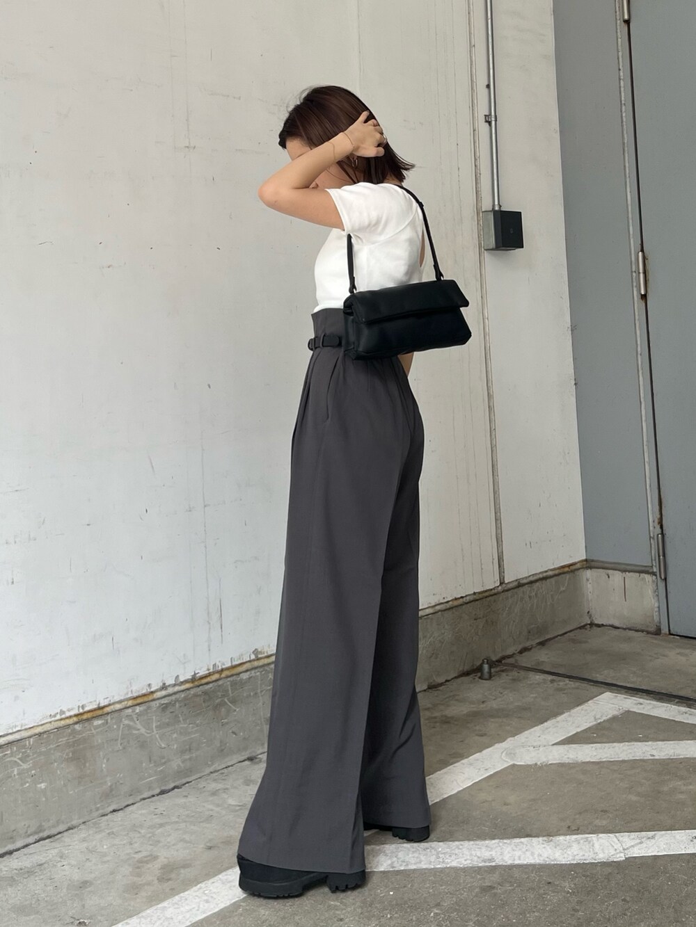 ホワイト系のTシャツ/カットソー、グレー系のその他パンツ、ブラック系のハンドバッグを着用したレディースの夏コーディネートの3枚目の写真