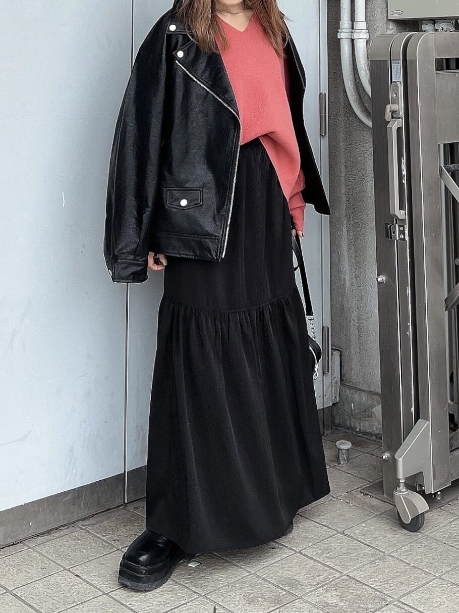 ブラック系のスカート、ブラック系のショルダーバッグ、ピンク系のニット/セーターを着用したレディースの秋コーディネートの4枚目の写真