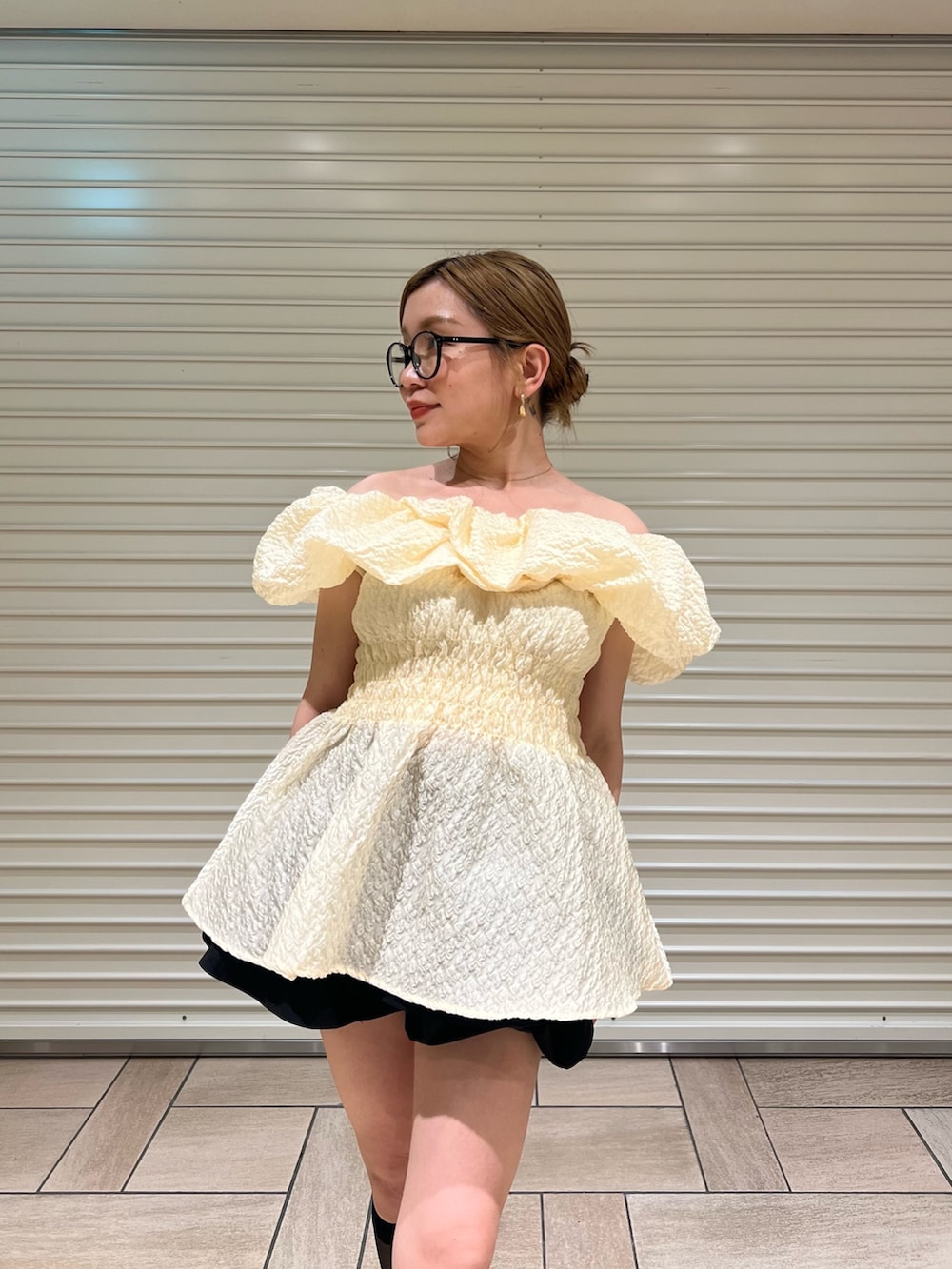 ブラック系のその他パンツ、イエロー系のシャツ/ブラウスを着用したレディースの夏コーディネートの4枚目の写真