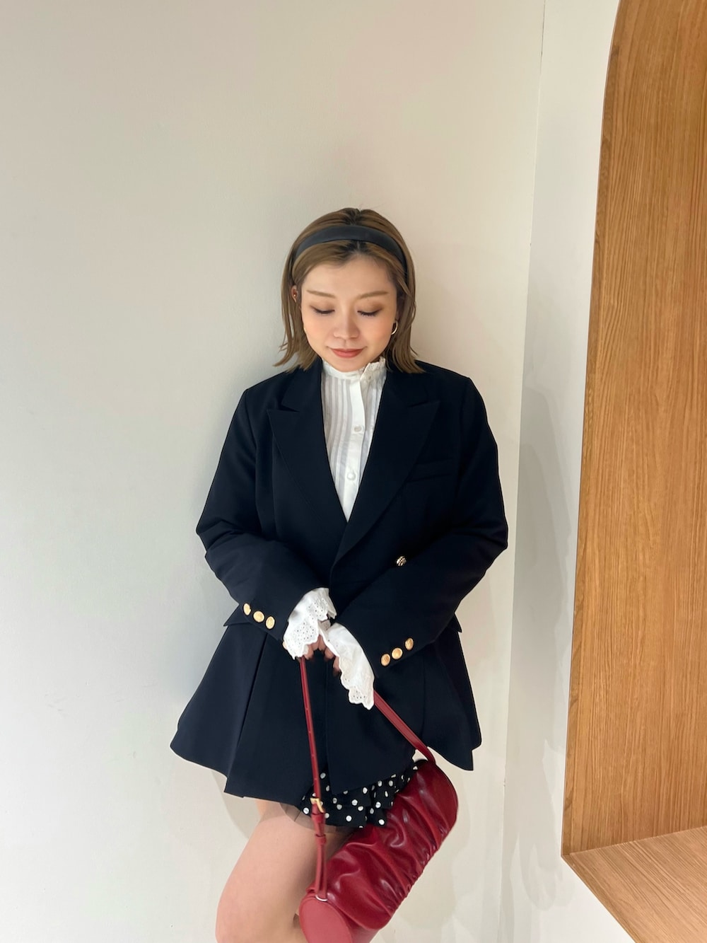 ブラック系のその他パンツ、ブルー系のノーカラージャケット、ホワイト系のシャツ/ブラウスを着用したレディースの冬コーディネートの4枚目の写真