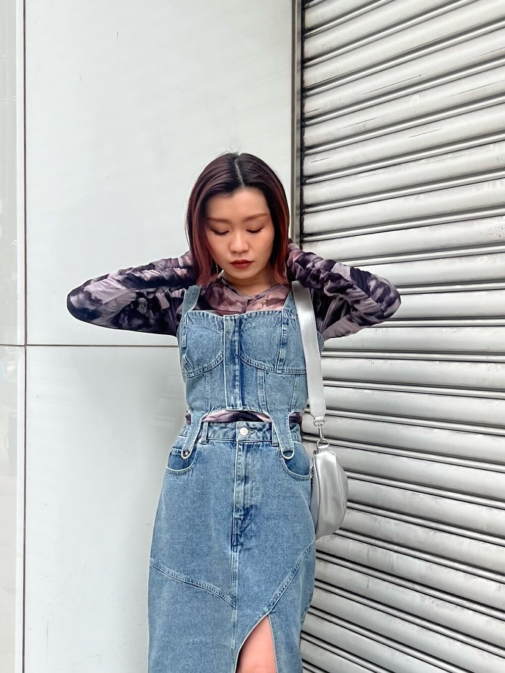 ブルー系のデニムスカート、ブルー系のその他トップス、シルバー系のショルダーバッグを着用したレディースの冬コーディネートの6枚目の写真