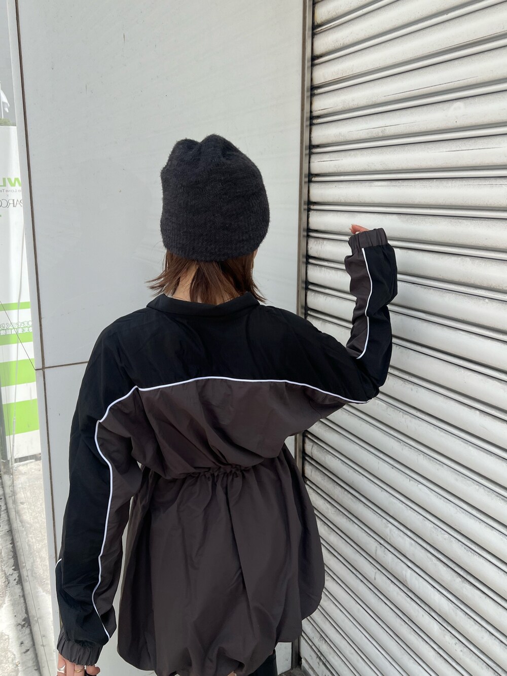 ブラック系のボストンバッグ、ブラック系のワンピース、ブラック系のブーツを着用したレディースの夏コーディネートの6枚目の写真