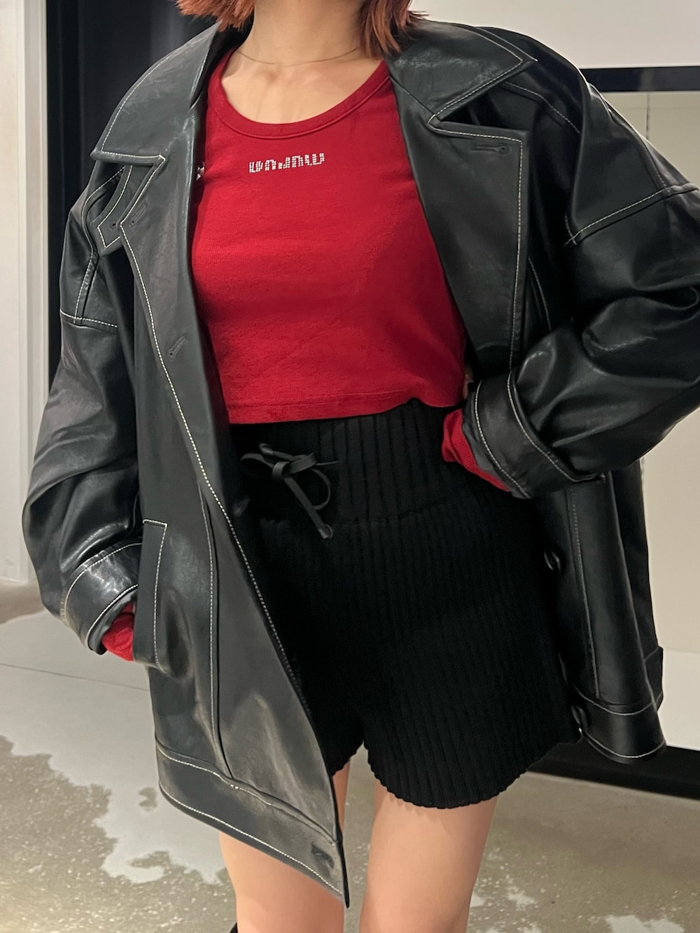 ブラック系のブーツ、ブラック系のその他パンツ、ブラック系のブルゾンを着用したレディースの秋コーディネートの8枚目の写真