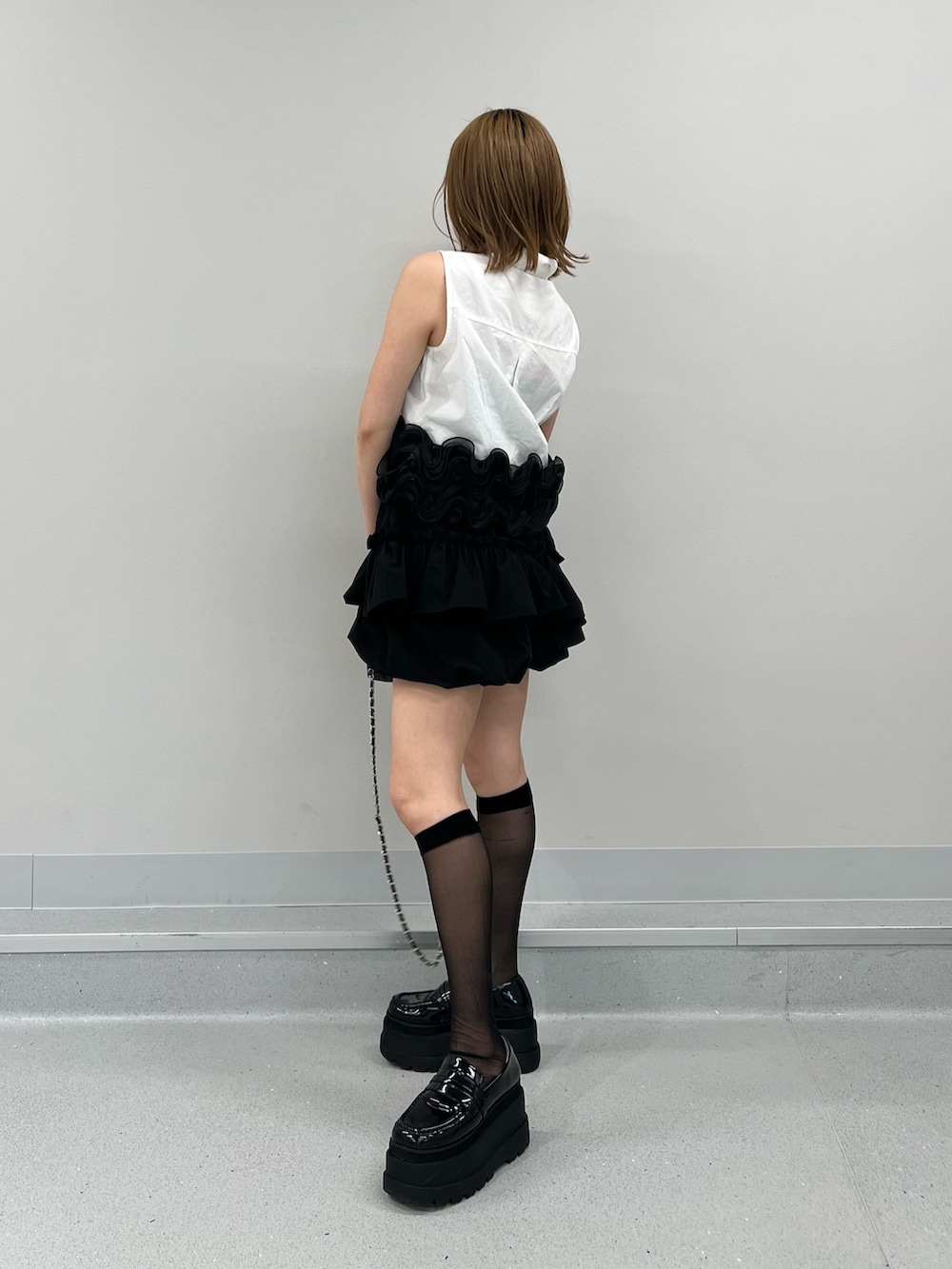 ブラック系のその他パンツ、ホワイト系のシャツ/ブラウスを着用したレディースの夏コーディネートの2枚目の写真