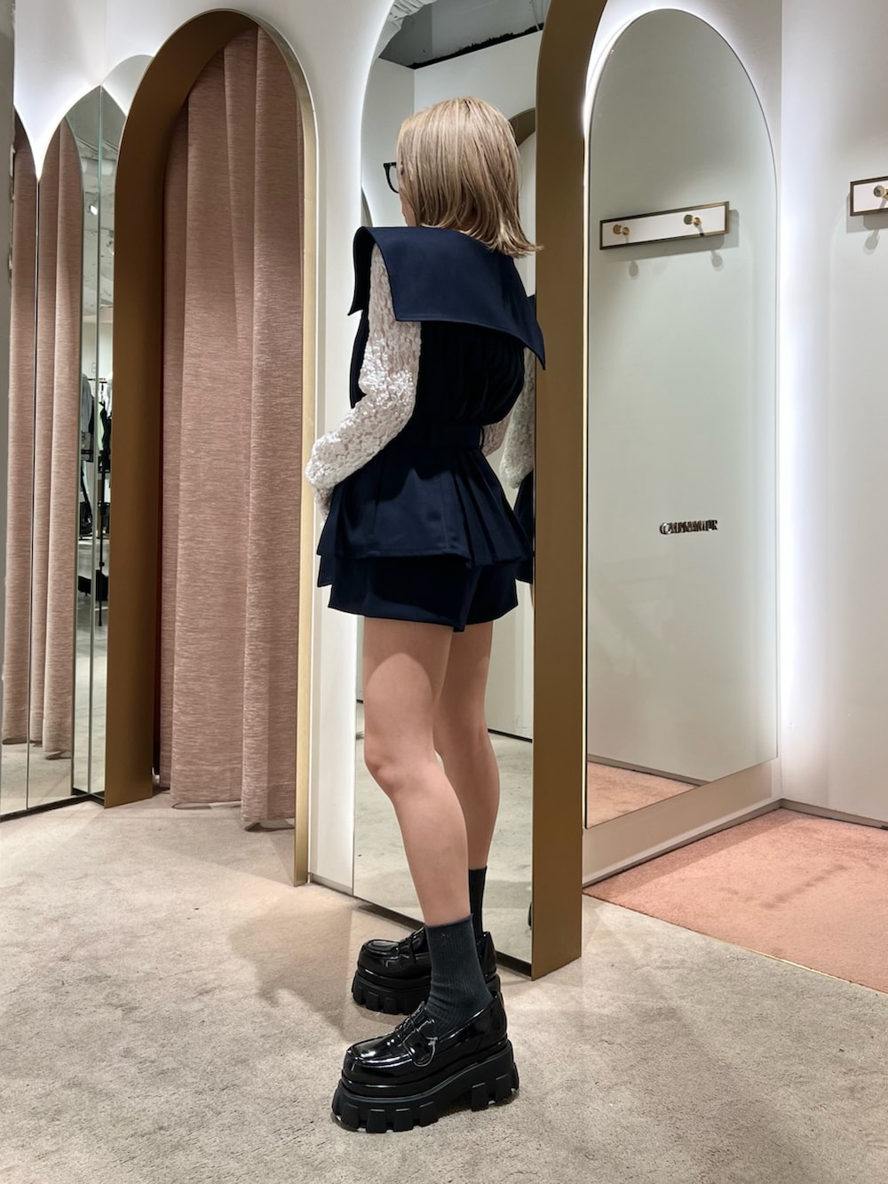 ブラック系のローファー、ブルー系のベスト、ブルー系のその他パンツを着用したレディースの秋コーディネートの2枚目の写真