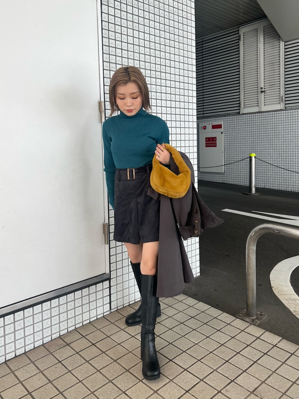 グレー系のトレンチコート、ブルー系のニット/セーター、ブラック系のその他パンツを着用したレディースの秋コーディネートの5枚目の写真