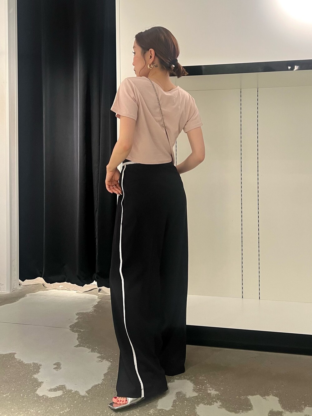 ブラック系のその他パンツ、ブラック系のショルダーバッグ、ピンク系のTシャツ/カットソーを着用したレディースの夏コーディネートの2枚目の写真