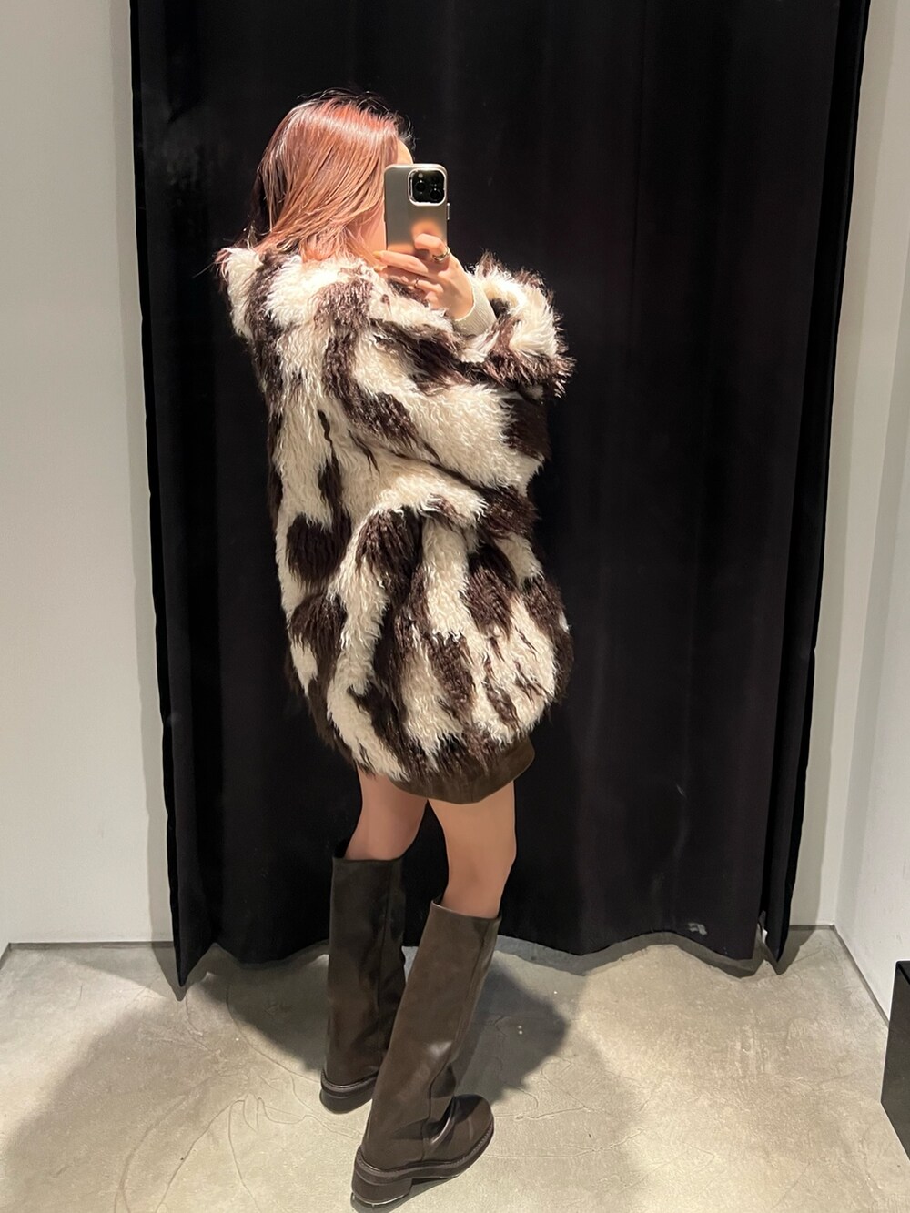 その他のブルゾン、ブラウン系のブーツ、ホワイト系のニット/セーターを着用したレディースの冬コーディネートの3枚目の写真