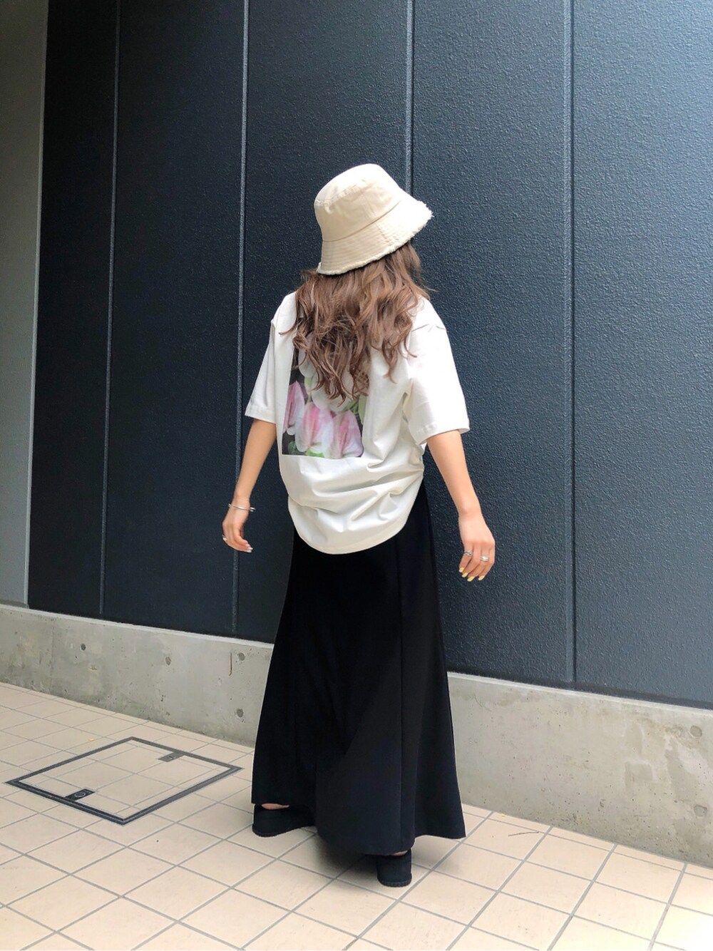 ブラック系のサンダル、ホワイト系のTシャツ/カットソー、ホワイト系のハットを着用したレディースの春コーディネートの2枚目の写真
