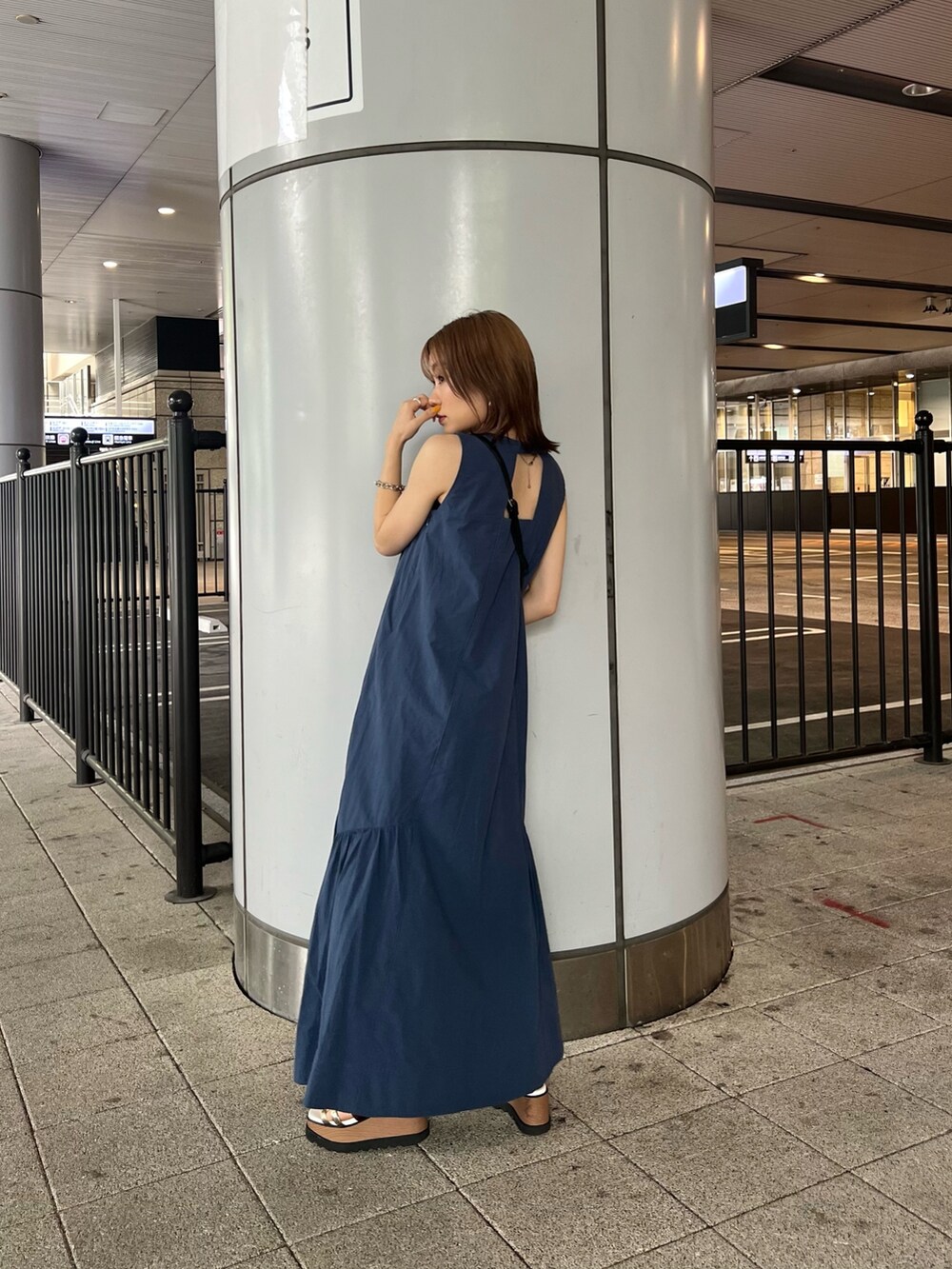 その他のサンダル、ブラック系のハンドバッグ、ブルー系のワンピースを着用したレディースの夏コーディネートの2枚目の写真