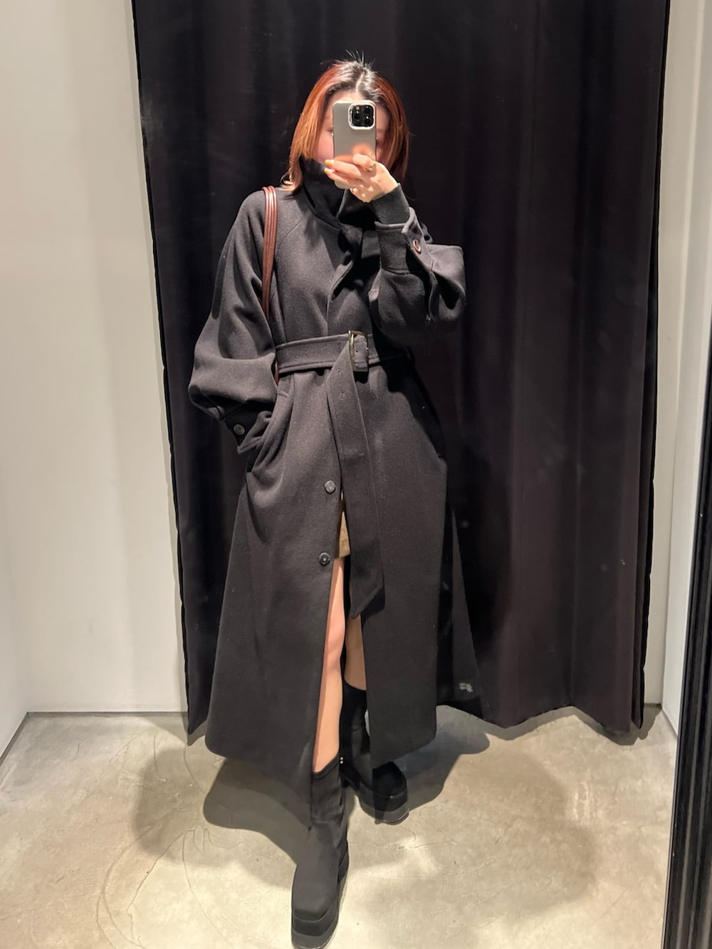 ブラック系のブーツ、ブラウン系のスカート、ブラック系のニット/セーターを着用したレディースの冬コーディネートの3枚目の写真