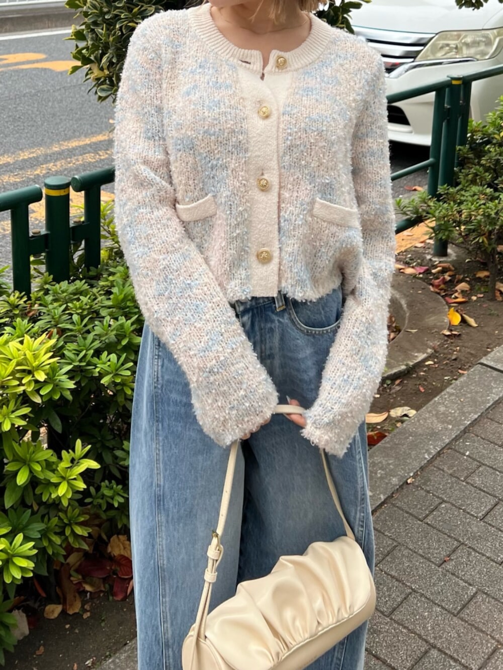 イエロー系のハンドバッグ、ブルー系のその他パンツ、その他のカーディガン/ボレロを着用したレディースの冬コーディネートの6枚目の写真