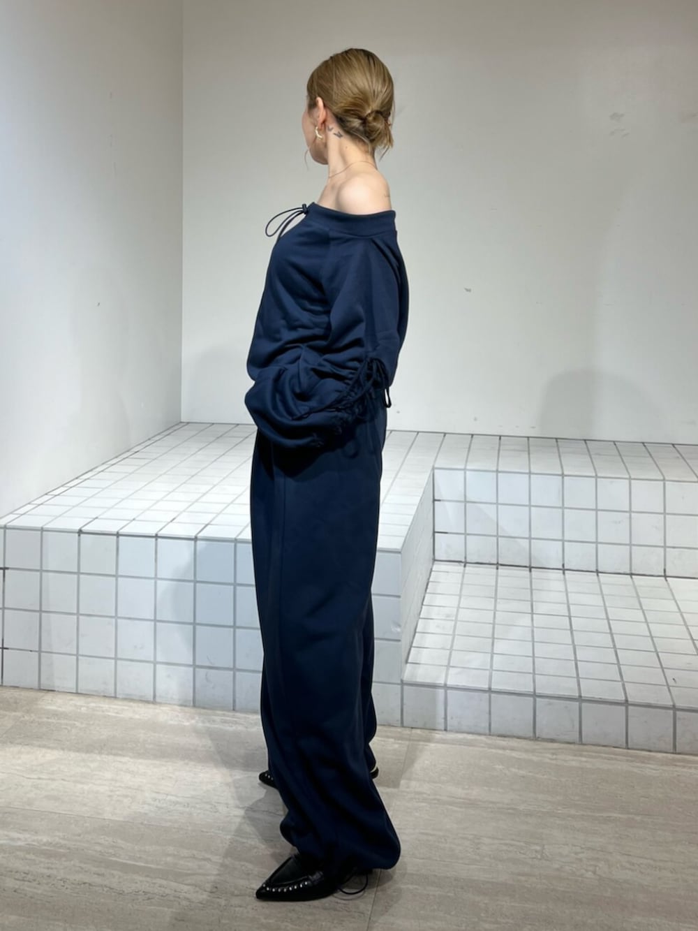 ブラック系のサンダル、ブルー系のスウェット、ブルー系のその他パンツを着用したレディースの春コーディネートの2枚目の写真