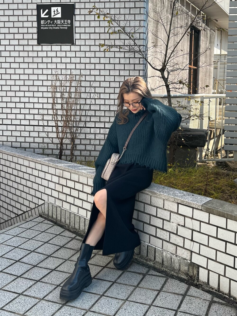 グリーン系のニット/セーター、その他のショルダーバッグ、ブラック系のワンピースを着用したレディースの秋コーディネートの4枚目の写真