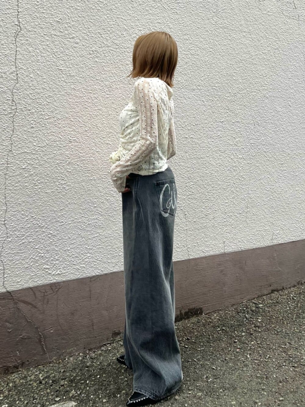 ブラック系のその他パンツ、ブラック系のサンダル、ホワイト系のTシャツ/カットソーを着用したレディースの春コーディネートの2枚目の写真