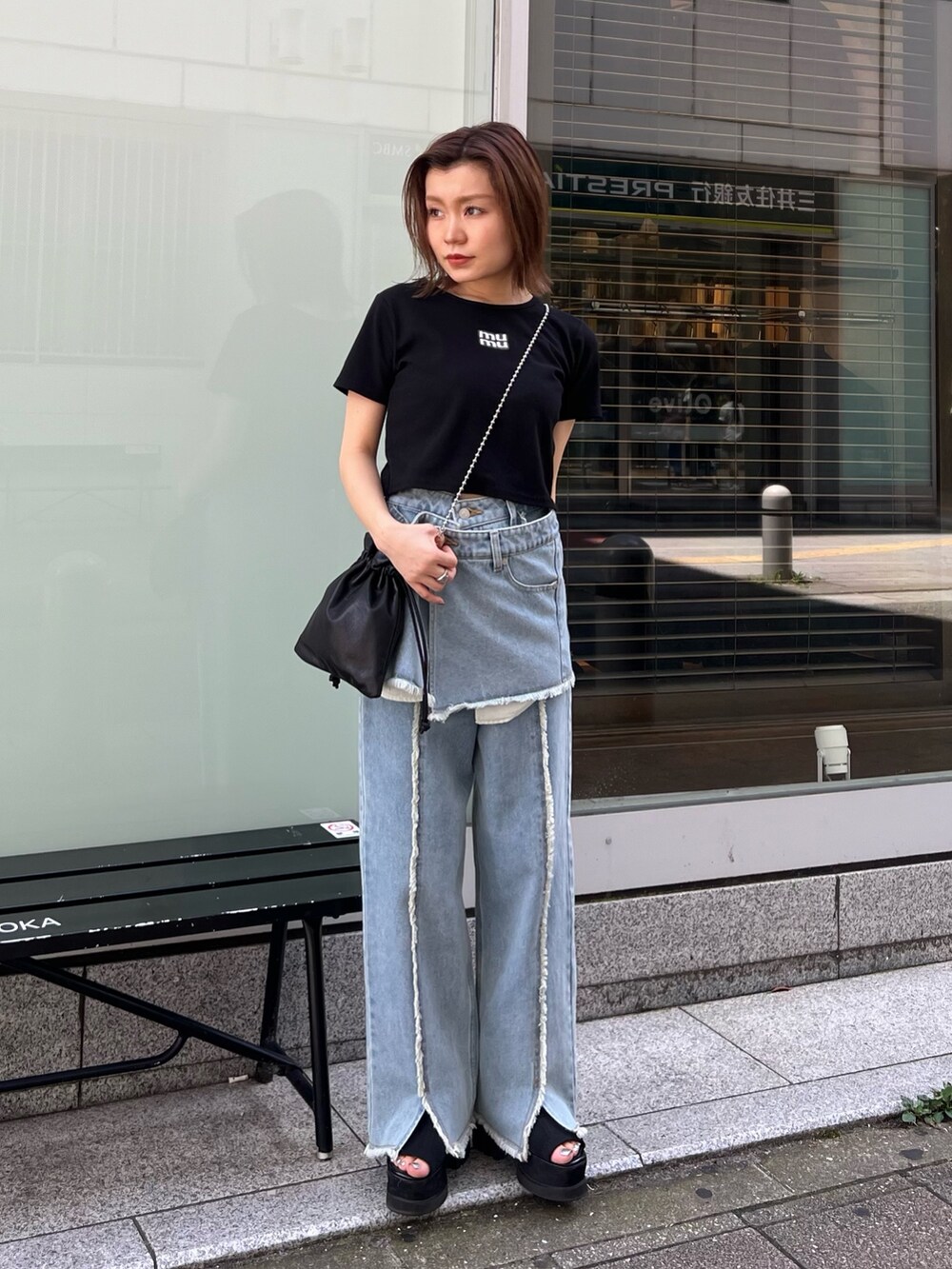 ブラック系のTシャツ/カットソー、ブルー系のデニムパンツ、ブラック系のショルダーバッグを着用したレディースの夏コーディネートの4枚目の写真