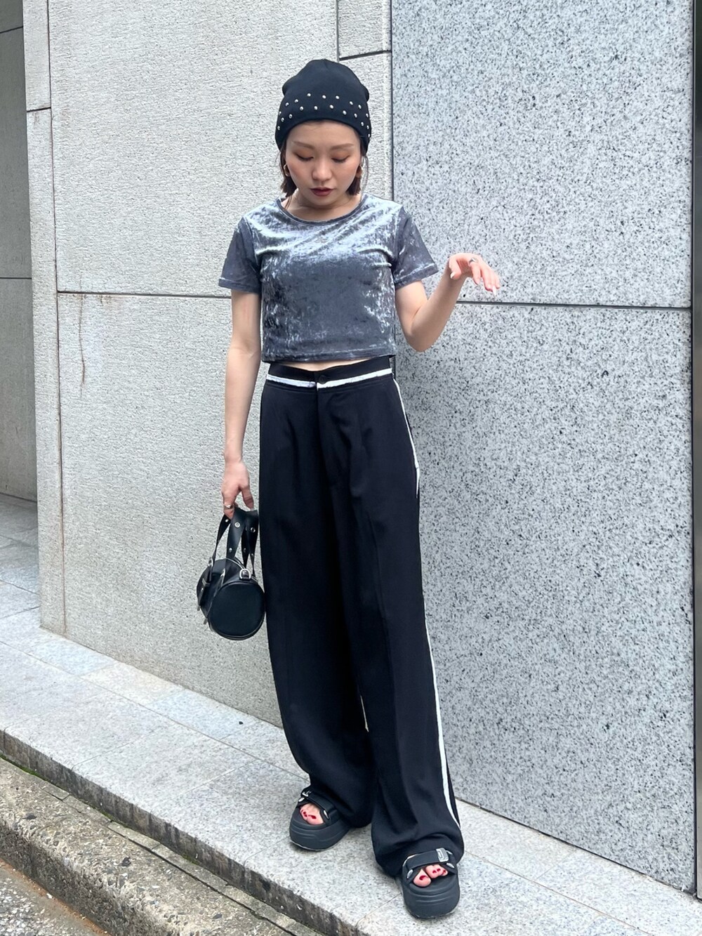 ブルー系のTシャツ/カットソー、ブラック系のその他パンツ、ブラック系のサンダルを着用したレディースの夏コーディネートの4枚目の写真